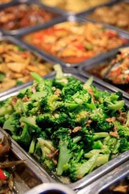 Çin lokantasında renkli, lezzetli bir büfe.