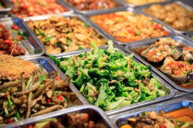 Çin lokantasında renkli, lezzetli bir büfe.