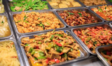 Çin lokantasında renkli, lezzetli bir büfe.