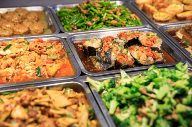 Çin lokantasında renkli, lezzetli bir büfe.