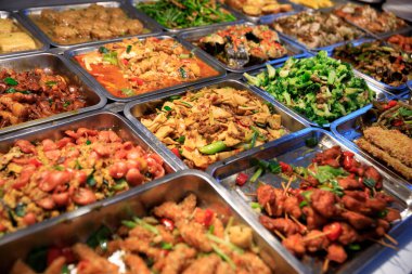 Gıda servis Çin restoranı içinde çelik tepsisi dolu