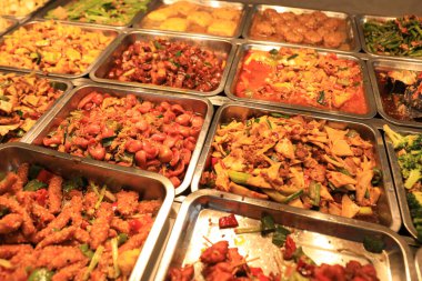 Çin lokantasında renkli, lezzetli bir büfe.