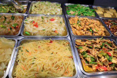 Çin lokantasında renkli, lezzetli bir büfe.