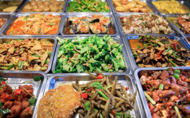 Çin lokantasında renkli, lezzetli bir büfe.