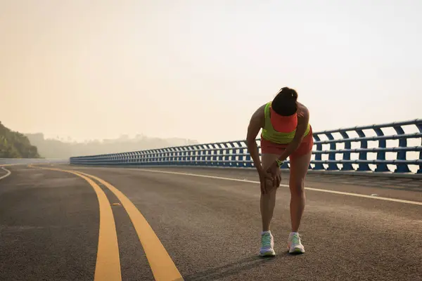 Running Sport Injury Female Runner Touching Her Knee — Stock Photo, Image
