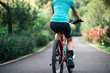 Tropikal park yolunda bisiklet sürmek