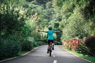 Yaz ormanında bisiklet sürmek