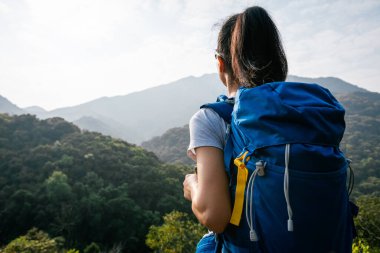 Sabah vadisinde manzaranın tadını çıkaran kadın.