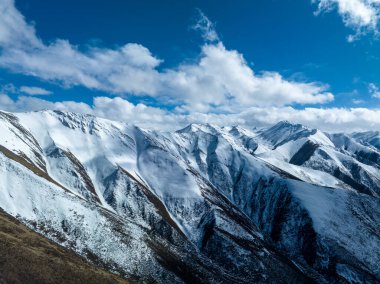 Güzel karlı orman ve köy manzarası yüksek rakımlı dağlarda Tibet, Çin