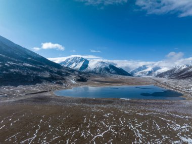 Çin, Tibet 'te güzel kar dağları ve göl manzarası