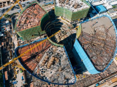 Shenzhen, Çin - 2022 Çemberi: Shenzhen şehrindeki inşaat alanı ve manzaranın havadan görünüşü