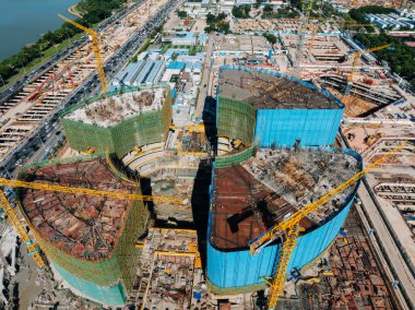 Shenzhen, Çin - 2022 Çemberi: Shenzhen şehrindeki inşaat alanı ve manzaranın havadan görünüşü