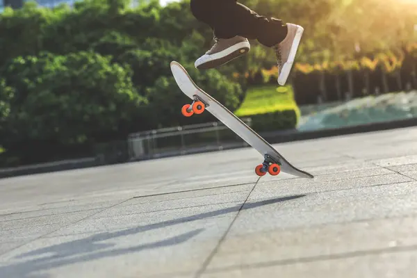 日の出の都市でスケートボーダースケートボード — ストック写真