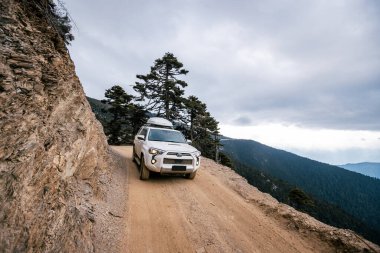 Tibet, Çin - 11 Mart 2022: Tibet, Çin 'de yüksek rakımlı dağlarda off-road araba sürmek