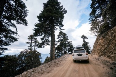 Tibet, Çin - 11 Mart 2022: Tibet, Çin 'de yüksek rakımlı dağlarda off-road araba sürmek