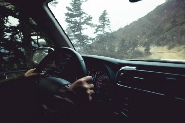  Tibet, Çin 'de yüksek rakımlı dağ yolunda araba sürüyorum.