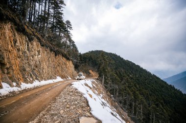 Tibet, Çin - 11 Mart 2022: Tibet, Çin 'de yüksek rakımlı dağlarda off-road araba sürmek