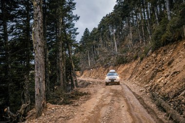 Tibet, Çin - 11 Mart 2022: Tibet, Çin 'de yüksek rakımlı dağlarda off-road araba sürmek