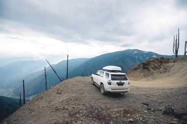 Tibet, Çin - 11 Mart 2022: Tibet, Çin 'de yüksek rakımlı dağlarda off-road araba sürmek