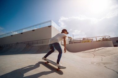 Şehirde kaykay kaykay