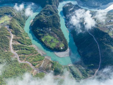 Çin, Tibet 'teki güzel kar dağlarının ve nujiang nehrinin havadan görünüşü.