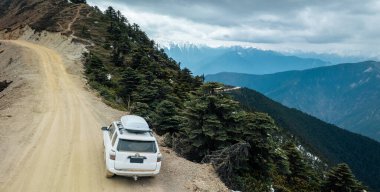 Tibet, Çin - 19 Mart 2022: Tibet, Çin 'de yüksek rakımlı dağlarda off-road araba sürmek