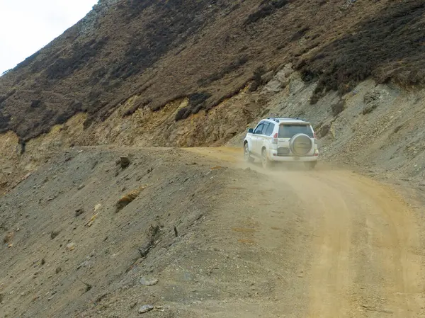 Tibet, Çin 'de yüksek rakımlı dağlarda off-road araba sürmek