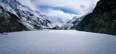 Tibet, Çin 'deki yüksek irtifa dağı ve göl manzarasının havadan görünüşü