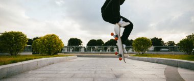 Modern şehirde kaykaycı.