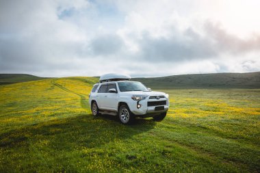 Tibet, Çin - 13 Haziran 2023, Toyota 'yı yüksek rakımlı çayır dağlarında yoldan çıkarmak 