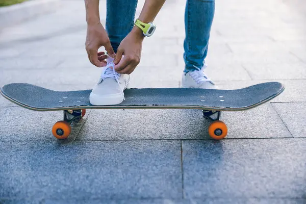 Skateboarder Skateboarding Στη Σύγχρονη Πόλη — Φωτογραφία Αρχείου