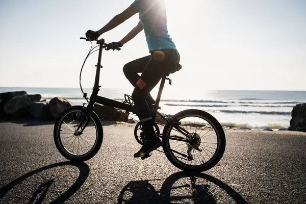 Gün Doğumunda Deniz Kenarında Bisikleti Süren Bir Kadın — Stok fotoğraf