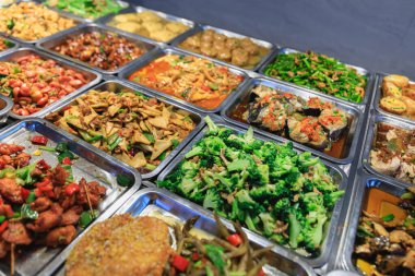 Çin lokantasında renkli, lezzetli bir büfe.