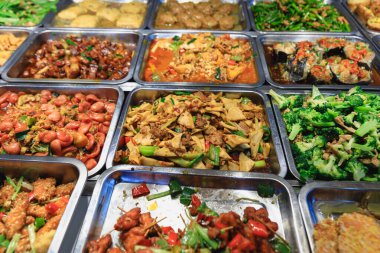 Çin lokantasında renkli, lezzetli bir büfe.