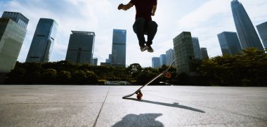 Modern şehirde Asyalı kaykaycı kadın.