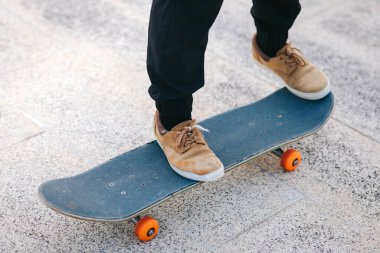 Kaykaycı şehir dışında kaykay yapıyor.