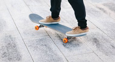 Kaykaycı şehir dışında kaykay yapıyor.