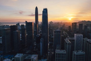 Gün batımındaki hava manzaralı Shenzhen şehri, Çin