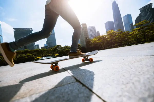 Skateboarder Skateboarding Venku Městě Stock Obrázky