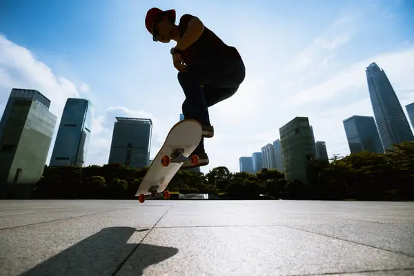 Asiatische Skateboarderin Skateboardet Moderner Stadt Stockbild