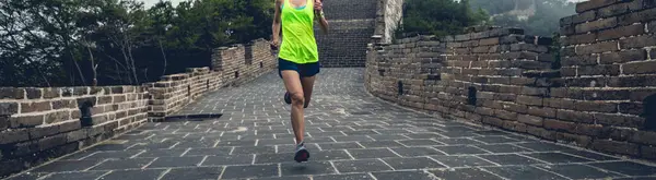 Runner Atleet Draait Chinese Grote Muur Rechtenvrije Stockfoto's