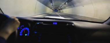 Tünelde araba sürmek.