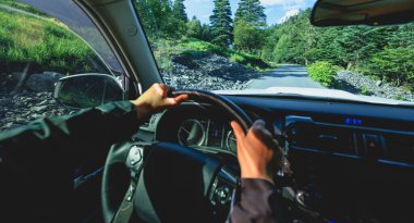 Tibet, Çin 'de yüksek rakımlı dağ yolunda araba sürüyorum.