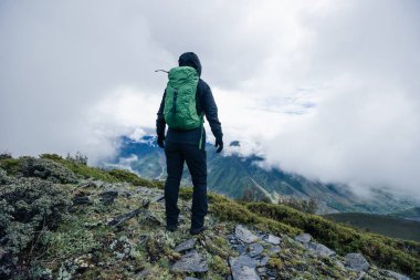 Yüksek irtifada yürüyen kadın.