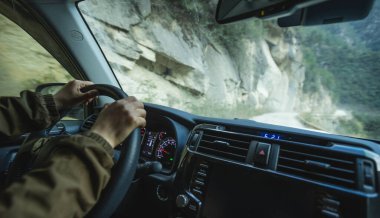 Tibet, Çin 'de yüksek rakımlı dağ yolunda araba sürüyorum.