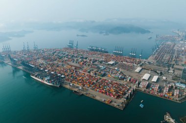 Shenzhen, Çin - 12 Nisan 2024: Shenzhen şehrindeki Yantian uluslararası konteyner terminalinin havadan görüntüsü