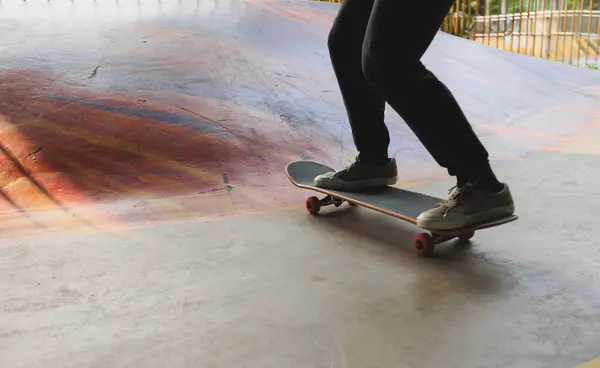 Skateboarder Skateboardingu Skateparku Městě — Stock fotografie