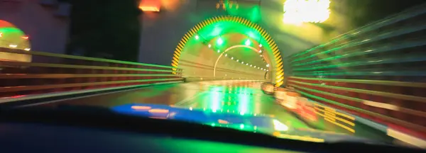 Autorijden Een Tunnel Stockfoto