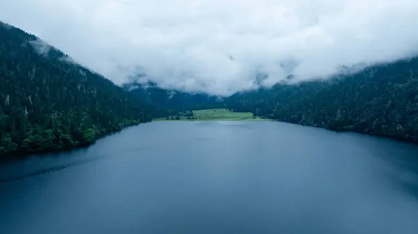 Luftaufnahme Der Wunderschönen Hochgebirgslandschaft Des Waldsees lizenzfreie Stockfotos