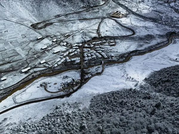 Schöne Verschneite Wald Und Dorflandschaft Den Hochgebirgen Tibets China Stockbild
